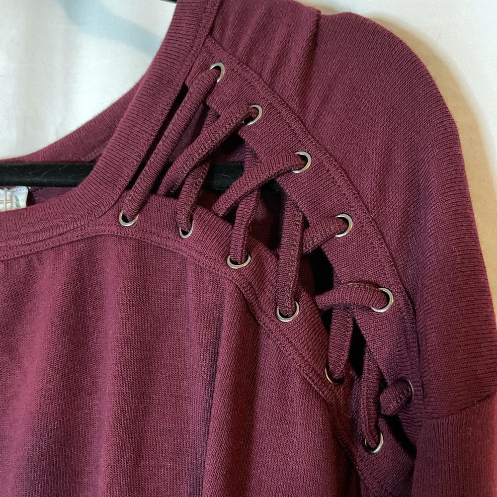 NWT Love Riche burgundy criss cross shoulder top - Picture 5 of 6